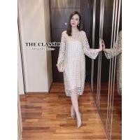ราคา M XL The classic เดรสลูกไม้ทรงใหญ่ ใช้ผ้าลูกไม้ดิ้นเงิน ดิ้นทอง เนื้อประกายกระทบแสงทอลายดอกไม้ ทรงเดรสเป็นทรงปล่อย (17730235942)