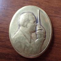 ราคา จี้ เหรียญในหลวงทรงวิทยุสื่อสาร ออกโดยกรมวิทยุสื่อสาร เป็นเหรียญที่ระลึกที่มีความงดงามน่าเก็บสะสมบูชา ด้านหลังเป็นตราสัญลักษณ์ (19899573299)