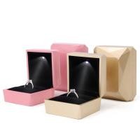 ราคา C19 3 กล่องใส่แหวนสีทองมีไฟ LED R4 3 (8930631274)