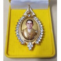 ราคา เข็มกลัด พระบรมฉายาลักษณ์ ในหลวง ร 9 พร้อมกล่อง (19261277590)