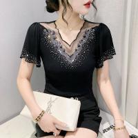 ราคา YIMEI เสื้อเต้นรำคอวีฉลุลายใหม่สำหรับฤดูร้อน2023เสื้อตาข่ายแฟชั่นงานฝีมือหนักปักเพชรเสื้อยืดผู้หญิงเข้ารูปพอดีปลอกแขนแบบมีระบายเสื้อสีฟ้า (18569013331)