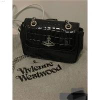 ราคา Vivienne Westwood Japan S Vivienne กระเป๋าสี่เหลี่ยมขนาดเล็ก2022ใหม่จักรพรรดินี Dowager ดาวเสาร์กระเป๋าลายหนังจระเข้กระเป๋าโซ่กระเป๋าทรงเกี๊ยวโทรศัพท์มือถือ (20255827750)