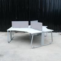 ราคา โต๊ะทำงานกลุ่ม 3 ที่นั่ง Rockworth ท็อปไม้สีขาว ขาเหล็ก พาทิชั่นบนโต๊ะ 3 แผ่น (20798215726)