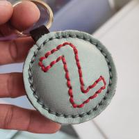 ราคา พวงกุญแจตัวอักษร ABC พวงกุญแจหนังแท้ ใช้ห้อยกุญแจ ห้อยกระเป๋า ทำจากหนังวัวแท้ 100 (17649210092)