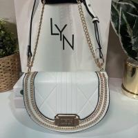ราคา แท้OUTLET Lyn กระเป๋าสะพาย ทรง โค้ง ครึ่งวงกลม ตัวใหม่ปรับสายได้ อุปกรณ์ ป้ายแท็ก ถุงผ้า ขนาด 7 5 นิ้ว (19530517871)