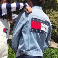 ราคา Tommy แจ็กเก็ตยีนส์สำหรับผู้ชายแจ็กเก็ตตรายางวันที่คาวบอยชายเสื้อแฟนหนุ่มลมสไตล์สตรีทโลโก้ยอดนิยมสไตล์ยุโรปและอเมริกา (19632332885)