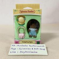 ราคา ตุ๊กตาเบบี้เม่นน้อย และหมวก กระเป๋า ซิลวาเนียนแท้ Hedgehog Baby Sylvanian Family Nursery บ้านตุ๊กตา (18978739875)