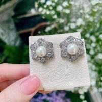 ราคา Titapa jewelry Sale ต่างหูมุกล้อมเพชรทรงดอกไม้แบบแป้น ดีไซน์สวยมากเพชรขาวใสวิ้งๆน้ำ100คัดทุกเม็ดเหลี่ยมH Aน้ำลึกสวยเล่นไฟระยิบระยับงานปราณีตละเอียดตัวเรือนมีน้ำหนักแข็งแรงใส่ได้ทุกวันทุกโอกาสเรียบหรูโ