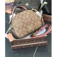 ราคา กระเป๋าสะพายผญ กระเป๋าผญ กระเป๋าโค้ช กระเป๋าถือ กะเป๋าโคช กระเป๋าสะพายข้าง กระเป๋าสะพายโคช ทรงกล่อง รุ่นเซริน่า มีหูจับ งานมิลเลอร์ ขนาด 8 นิ้ว พร้อมส่ง รุ่นขายดี งานหนังสวย สินค้าพร้อมส่ง ปั้มโลโก้อะ