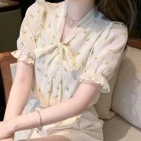 ราคา เสื้อเชิ้ตชีฟองของผู้หญิงเสื้อยืดแขนสั้นคอวีผ้าชีฟองลายดอกไม้ผูกโบว์แต่งจีบใหม่ฤดูร้อนปี2022 (14585712621)