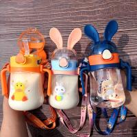 ราคา พร้อมส่ง ขวดน้ำ แก้วน้ำหัดดื่ม กระติกน้ำหลอดดูด พับเก็บได้ พร้อมหูจับ สายสะพาย ปิดฝาคว่ำไม่หก ตกไม่แตก ลายการ์ตูน มี 2 แบบ (18090225975)
