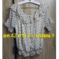ราคา K100 เสื้อ browse คอกลม กว้างใส่ปาดไหล่ได้แขนสั้นพองปลายแขนจั๊มยางยืดชายเสื้อจั้มยางยืดสีขาวครีมลายจุดสีดำผ้าชีฟองเนื้อทราย แต่งระบายรอบคองานสวยน่ารัก (21298375978)