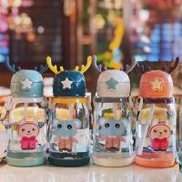 ราคา พร้อมส่ง ขวดน้ำ แก้วน้ำหัดดื่ม กระติกน้ำหลอดดูด พับเก็บได้ พร้อมหูจับ สายสะพาย ปิดฝาคว่ำไม่หก ตกไม่แตก ลายการ์ตูน มี 2 แบบ (8092557452)