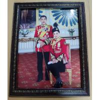 ราคา กรอบรูปกระจกมงคลในหลวงรัชกาลที่10และพระบรมราชินีชุดแดง ขนาด 18x23 นิ้ว (10751878740)