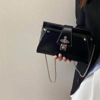 ราคา Vivienne Westwood Ukii กระเป๋า2023ใหม่เครื่องเทศตะวันตกแปซิฟิกหนังแก้วเงาวับด้วยมือสีดำหลังจากกระเป๋าสะพายไหล่ใบเบิก (20243891940)