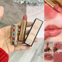 ราคา Gucci Lip Colour Limited Edition 3 5g 208 They Met in Argentina สีนี้คือที่สุดดด ขับผิวมาก หน้าผ่องขึ้นเลยเป็นสีโทนส้มอมชมพู สีเค้าคือจะผิวสีไหนก็รอด ไม่ป้วยย เนื้อแมทสีชัด เนื้อดีมากกก คือเบาสบายปาก 