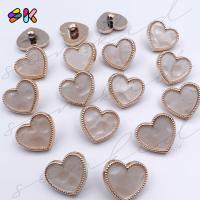 ราคา somkid กระดุมทรงหัวใจขอบทองนาคสีขาวลายหินอ่อนมี2ขนาด17mm size28L 22mm size34L มีขาสอยก้น วัสดุพลาสติกชุบเนื้อดี (20279324002)