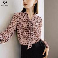 ราคา MISUMIXIU เสื้อชีฟองผูกโบว์คอวีสไตล์ใหม่สำหรับผู้หญิง2023ฤดูใบไม้ร่วงสีชมพูเสื้อแขนยาวลายสก๊อตชิ้นส่วนบนแขนยาว (20412690163)