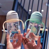 ราคา พร้อมส่ง ขวดน้ำ แก้วน้ำหัดดื่ม กระติกน้ำหลอดดูด พับเก็บได้ พร้อมหูจับ สายสะพาย ปิดฝาคว่ำไม่หก ตกไม่แตก ลายการ์ตูน มี 2 แบบ (6417680858)