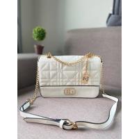 ราคา กระเป๋า LYN สะพายข้าง โลโก้ 9 นิ้ว crossbody ได้ (11720829059)