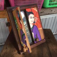 ราคา 1ชิ้น กรอบกระจกเงาเปิดปิดเพนท์ลายหญิงล้านนา กรอบกระจกเงาเพนท์ กรอบกระจกเพนท์ลายหญิงล้านนา กระจกกรอบไม้สักเพนท์ลายล้านนา กรอบกระจกเพนท์ลาย เป็นงานล้านนาวาดและเพ้นท์มือ งานละเอียด เรียบร้อย สวยงาม เป็นข