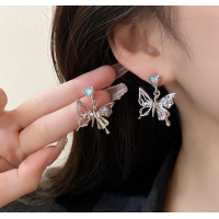 ราคา เครื่องประดับ COCOJEWELRY Xiaohongshu สีแดงสดสไตล์เดียวกันต่างหูผีเสื้อเลิฟผู้หญิงดีไซน์เฉพาะกลุ่มง่ายและอเนกประสงค์ต่างหูต่างหูเงินและสร้อยคอแฟชั่น (19512602145)