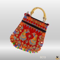 ราคา กระเป๋าถือ กระเป๋าอินเดีย งานปักผ้าอินเดีย งานปักผ้าดิ้นทอง ลายนูนต่ำ งานhandmade ขนาด กว้าง 22 ซม สูง 29 ซม สูง 72 ซม รวมสาย (16665519329)