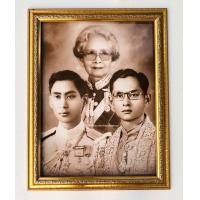 ราคา กรอบทองภาพสมเด็จย่า ร 8 ร 9 ภาพเคลือบฟีล์มลามิเนตอย่างดี สามารถใช้ผ้า หรือสำลีชุบน้ำ เช็ดทำความสะอาดภาพได้ ขนาดรวมกรอบ20x24นิ้ว (15270266249)