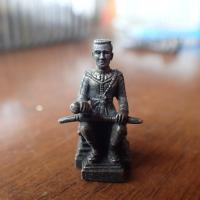 ราคา พระเครื่อง เครื่องราง สมเด็จพระนเรศวรมหาราช รูปหล่อนั่งหลั่งน้ำสิโนทกประกาศอิสระภาพ เจดีย์ สุพรรณบุรี ปี 2535 (19573720291)