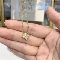 ราคา COD R7 D4ไม่ซีดจางไทเทเนียมเหล็กสีรักษาต่างหูโคลเวอร์สองชั้นสร้อยข้อมือ Fritillaria สีขาวสร้อยคอเพชรชุดอารมณ์จุดหญิงผมอย่างรวดเร็ว (16544601433)