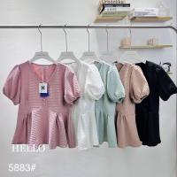 ราคา เสื้อคอวีแขนตุ๊กตา พิมพ์นูน ต่อระบายชาย พร้อมแต่งดีเทลปักกระดุมมุกด้านหน้า น่ารักมากรุ่นนี้ 5883 (17936592751)