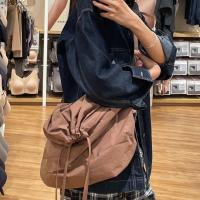 ราคา UNIQLO กระเป๋าหิ้วแบบมีเชือกผูกสำหรับใช้ในบ้านกระเป๋าสะพายข้างกระเป๋าใส่โน๊ตบุ๊คแบบพกพาความจุมากสะดวกสบายถุงเครื่องมือลำลอง456847 461841 (20348307442)