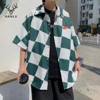 ราคา Hanlu เสื้อเชิ้ตผู้ชายแขนสั้น ลายสก๊อต เสื้อเชิ้ตลายสก๊อตผู้ชาย เสื้อเชิ้ตแขนสั้นวินเทจ ลายสก๊อต สีตัดกัน สไตล์อเมริกา เสื้อเชิ้ตลำลอง ฮิปฮอป โอเวอร์ไซส์ แบรนด์แฟชั่น (15010493304)