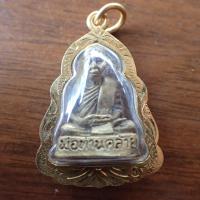 ราคา จี้ จี้พระ พ่อท่านคล้ายวาจาสิทธิ์ เลี่ยมกรอบทองอย่างดีกันน้ำ บูชาเสริมความแคล้วคลาด ปลอดภัย (19562301443)