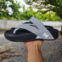 ราคา Fitflop ผู้ชาย ผู้หญิง Size 36 44 รองเท้าเพื่อสุขภาพผู้ชาย พื้นนุ่ม สายสลิง ใส่ทนทาน ไม่ขาดง่าย ใส่สวยใส่สบายมาก รับรองสินค้าตรงปก สินค้ามีในไทยพร้อมส่งค่ะ (20534522762)