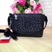 ราคา กระเป๋าสะพาย ทรงสวย KIPLING SABIAN MINI CROSSBODY BAG วัสดุ Nylon Polyester 100 ขนาดกำลังน่ารัก เปิดปิดด้วยฝาปิดกระดุมแม่เหล็กและซิปแบรนด์ (1502698780)