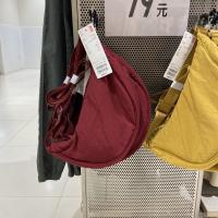 ราคา Parcel post spot UNIQLO womens wear womens satchel 447918 439797 dumpling bag genuine second delivery (15257236179)