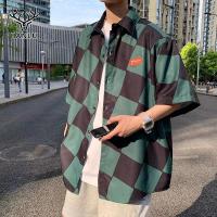 ราคา Hanlu เสื้อเชิ้ตผู้ชายแขนสั้น ลายสก๊อต เสื้อเชิ้ตลายสก๊อตผู้ชาย เสื้อเชิ้ตแขนสั้นวินเทจ ลายสก๊อต สีตัดกัน สไตล์อเมริกา เสื้อเชิ้ตลำลอง ฮิปฮอป โอเวอร์ไซส์ แบรนด์แฟชั่น (15010493308)