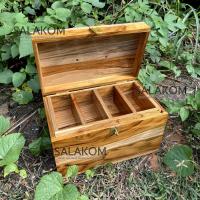 ราคา กล่องเก็บของไม้สักทอง เก็บเงินทอนพ่อค้าแม่ค้า หรือเก็บเครื่องมือช่าง เก็บของตกปลา ยาไก่ หรือเก็บของมีค่า มีช่องแยกด้านใน 4 ช่อง สีเคลือบไม้ (19851859875)