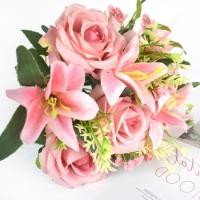 ราคา ช่อดอกโบตั๋นดอกไม้ผ้าไหมดอกโบตั๋นปลอมพร้อมช่อดอกลิลลี่เทียมลิลลี่สำหรับบ้านโต๊ะงานแต่งงานของตกแต่งสำนักงานถือดอกไม้ (20524348831)