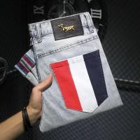ราคา Thom Browne กางเกงยีนส์ TB ผู้ชายระดับไฮเอนด์สไตล์ใหม่ฤดูใบไม้ผลิและฤดูร้อนกระเป๋าหลังสีแดงขาวฟ้าพิมพ์ลายเท้ากางเกงยีนส์นักขับแบบเข้ารูปพอดีตัวกางเกงขายาว UNIQLO (20620898355)