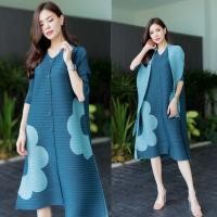 ราคา เดรสอัดพลีท คอกลมแขน 4 ตัว แต่งกระดุมสีเดียวกับชุดเรียงยาว เพิ่มดีเทล ตัดขอบข้างลำตัว เป็นสีทูโทน โดดเด่นด้วย ลายดอกไม้ ขอบข้าง เข้าไปเน้นๆ จัดเต็ม สวย Premium ดูดีทุกองศา เนื้อผ้าพลีทเนื้อนิ่ม นุ่ม เ