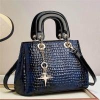 ราคา H0018 กระเป๋าถือ พร้อมส่ง กระเป๋าสะพายข้าง แฟชั่นผู้หญิง ทรงถัง 10 นิ้ว หนังแก้ว ลายงู ห้อยดาวแฉก มีสายหนัง ปรับสายได้ หนัง PU (19096244481)