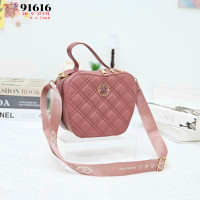 ราคา YNG กระเป๋าสะพายข้างทรงแอปเปิ้ล ซิปคู่หน้านวม สายสปอร์ต รุ่น 91616 (20931273143)