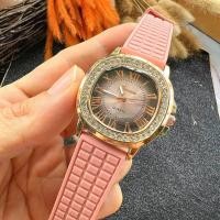 ราคา Geneva เจนีวางาน แบรนด์แท้ เหมาะกับผู้หญิงทุกวัย หน้าปัดสไตล์ปาเต๊ะ หน้าMk หน้าเกรส มีหลายสีให้เลือก แถมฟรีถุงฝ้าสีดำทุกเรือน (15699412814)