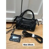 ราคา ส่งฟรี กระเป๋าถือ สะพายข้าง บาลอง BL PU Premium Leather 20 24 28 36 CM 8 9 11 14 หนังพรีเมียม ประดับหมุดสีดำ สไตล์แบรนด์เนม เข้ากับทุกการแต่งกาย (20547452561)
