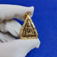 ราคา พระนางพญาพิมพ์เข่าโค้ง กรุหัวเมือง จ นครสวรรค์ เลี่ยมกรอบทองไมครอนอย่างดีลายเรือสุพรรณหงส์ (17876876335)