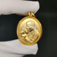 ราคา เหรียญในหลวงรัชกาลที่ ๙ ทรงกล้อง ฉลองสิริราชสมบัติครบ ๕๐ ปี เนื้อทอง ๓ กษิตริย์ชุบทอง สวยงามผิวเนียนเลอค่ามากๆ (16513445476)