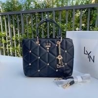 ราคา กระเป๋าถือ Lyn หน้าหมุด รุ่น Tricia Handbag พร้อมสายยาว 10 นิ้ว (11719782675)