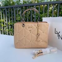 ราคา กระเป๋าถือ Lyn หน้าหมุด รุ่น Tricia Handbag พร้อมสายยาว 10 นิ้ว (11719782678)